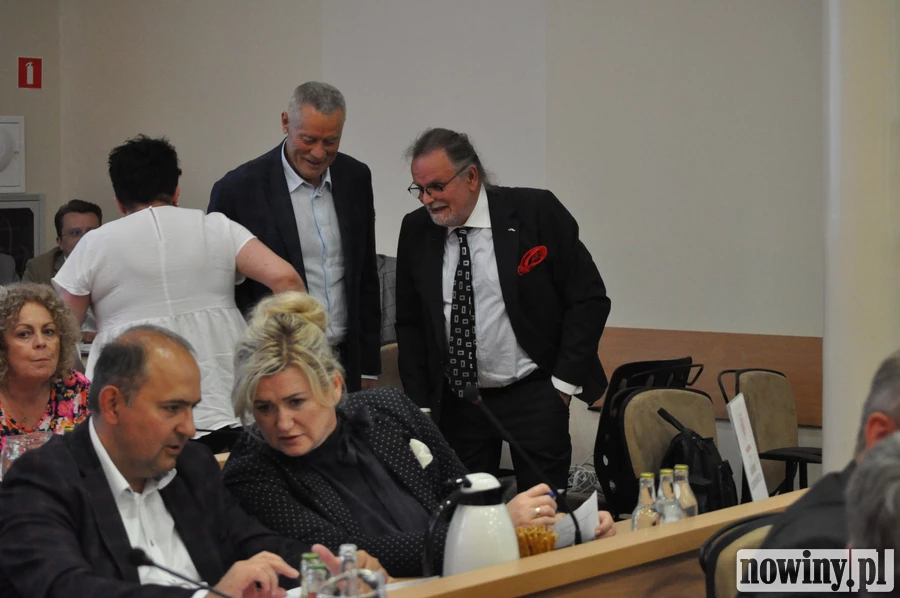 Tadeusz Wojnar przyszedł na sesję absolutoryjną w Raciborzu. Towarzyszy mu Myśliwy
