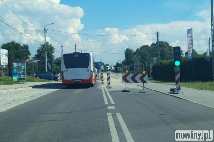 Roboty na DW 933 w Mszanie. Powód? Substancja ropopochodna zniszczyła nową nawierzchnię