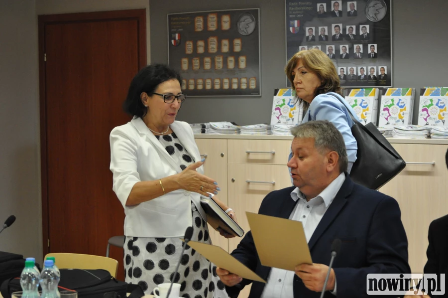 Rada powiatu: opozycja czuje się wkręcona i zniesmaczona. Chodzi o działkę przy szpitalu