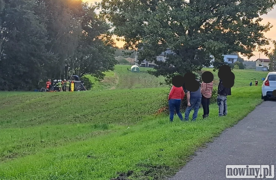 Kierowca zakleszczony w samochodzie. Auto wylądowało kilkadziesiąt metrów od drogi