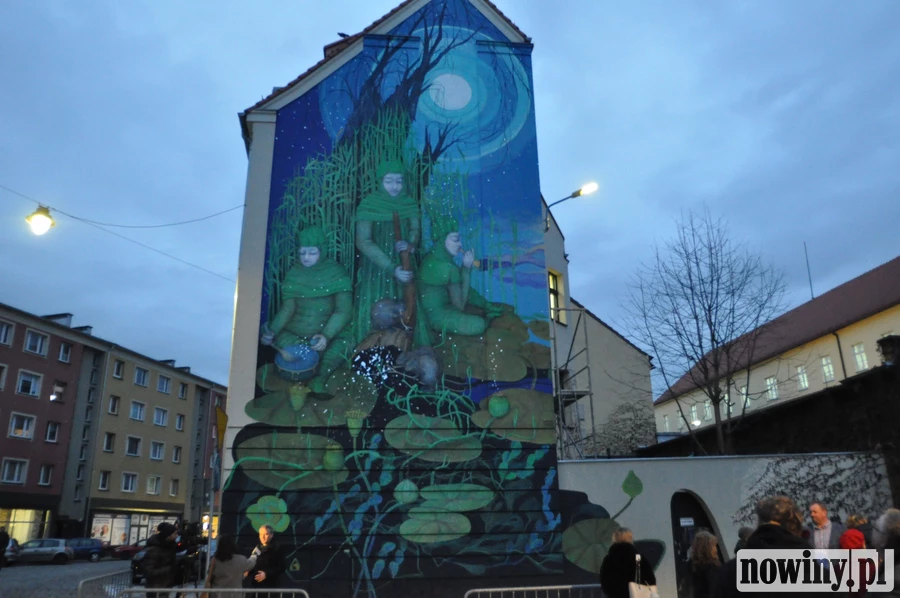 Mona Tusz stworzyła w Raciborzu mural o Łężczoku. Kończyła go niczym maratończyk