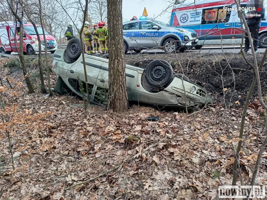 Śląski patrol: Samochód na łuku wypadł z drogi, uderzył w inny pojazd i dachował