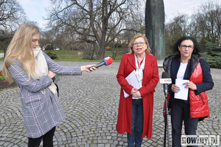 Lenartowicz i Lewandowska przy Matce Polce. “Dwie babcie Polki o babciowym dla polskich rodzin”