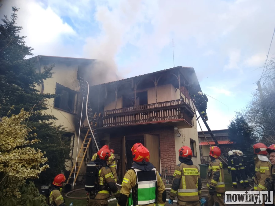 Poważny pożar domu przy ul. Jastrzębskiej w Wodzisławiu [ZDJĘCIA]