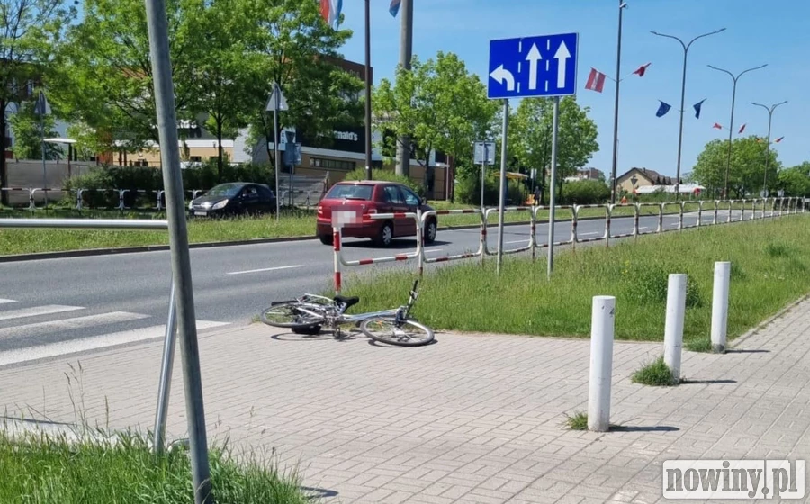 Wypadek w Żorach. Potrącona rowerzystka trafiła do szpitala z poważnym urazem głowy