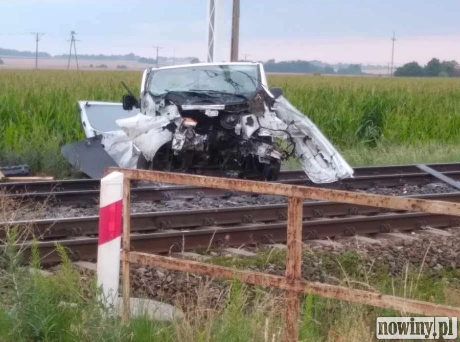 Wypadek na przejeździe kolejowym w Roszkowie. LPR zabrał poszkodowanego