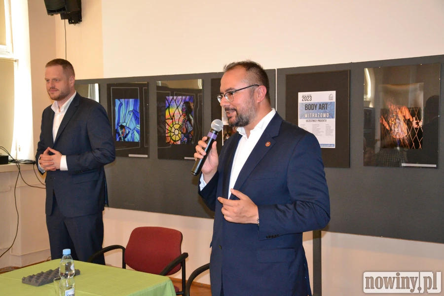 Minister cyfryzacji Janusz Cieszyński i wiceminister Paweł Jabłoński w Radlinie. "Gotówka gwarancją bezpieczeństwa"