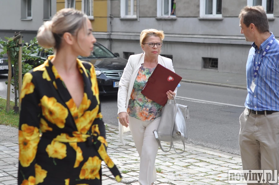 Jabłoński zawiadamia prokuraturę, Lenartowicz uważa, że wiceminister ją szkaluje. Dwie konferencje pod sądem