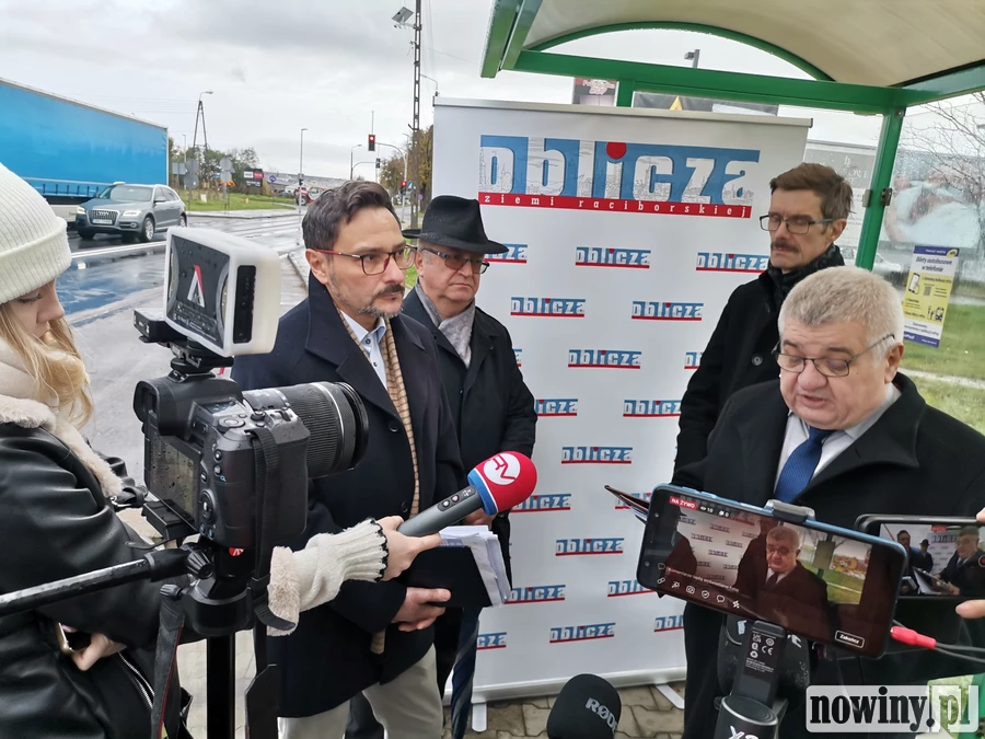 W korku na mycie książki można czytać. Frączek i radni Oblicz domagają się co najmniej prawoskrętu, a najlepiej ronda