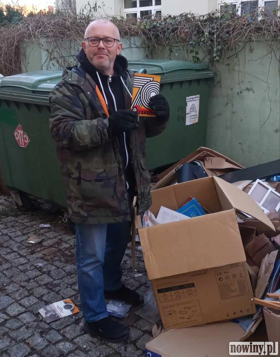 Szczypiński oburzony tym, co znalazł na śmietniku pod TMZR. Działacze wyrzucili archiwalia, nawet zdjęcie swego zasłużonego skarbnika