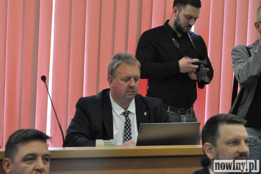 Radny Dawid Wacławczyk zarzuca prezydentowi Raciborza brak taktu i ignorancję przy zwolnieniach urzędniczek