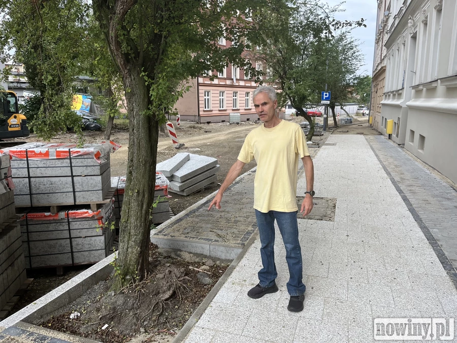 Na Staszica w Raciborzu „masakrycznie betonują drzewa”. Czy zerwą położoną już kostkę, by ratować przyrodę?