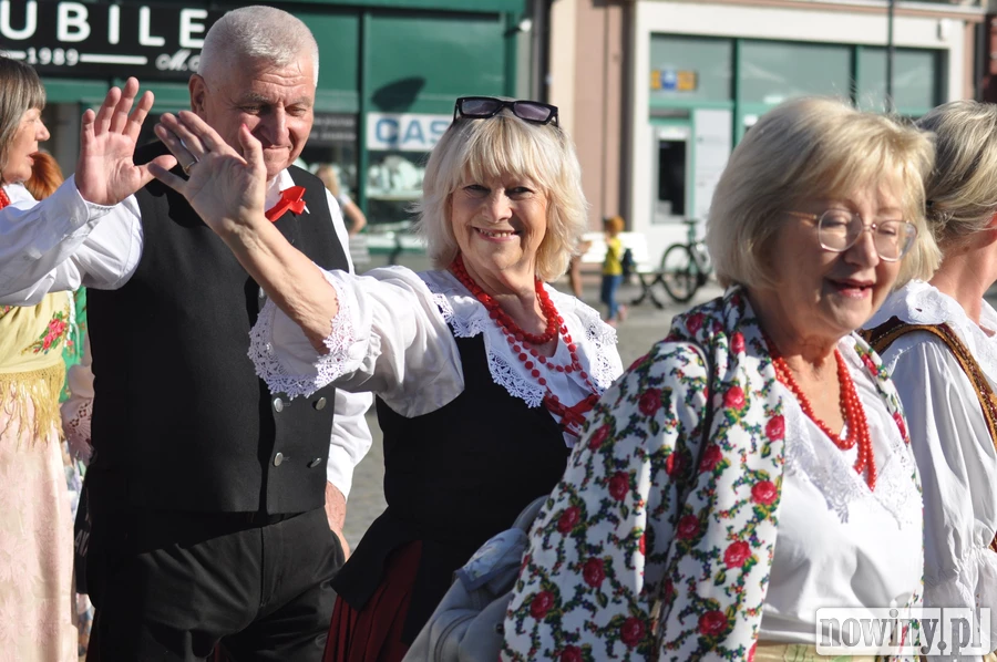 Wianek we włosach, cieszyńskie stroje i górnicze pióropusze. Parada folkloru przeszła przez Rynek