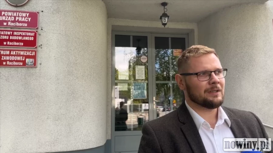 Wiata powalona, nie podniosła się do dziś. Po zagrodzie żubrów hula wiatr, a to boli posła Wosia