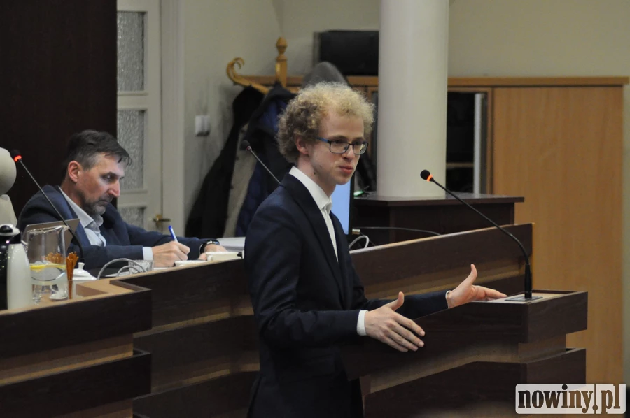 Racje młodzieży przepadły na sesji. Rada podzieliła obawy mieszkańców bloku przy Kasprowicza