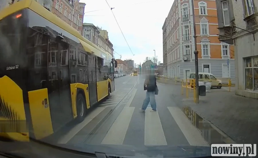 Po tym manewrze kierowca autobusu dostał wysoki mandat. Policja przypomina o przepisach