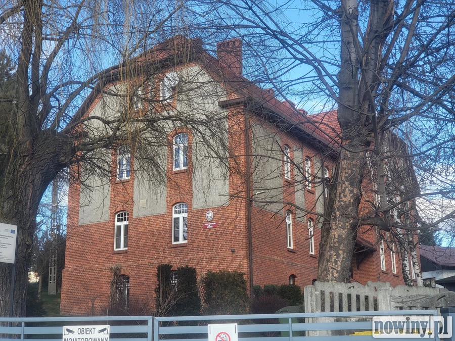 Była nauczycielka z Pszowa miała być eksmitowana z mieszkania w SP2. Na razie sprawę wstrzymano