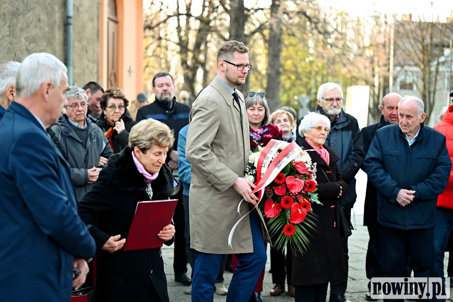 Raciborskie obchody 15. rocznicy katastrofy smoleńskiej. Poseł Woś i sympatycy prawicy złożyli kwiaty