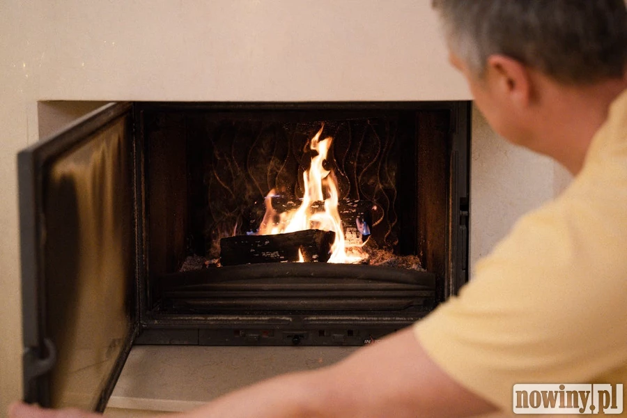 Piecyk na pellet jako dekoracyjny element wnętrza – przeszklone fronty, formy panoramiczne i nowoczesne obudowy