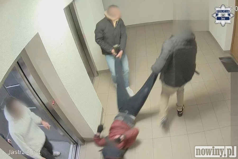Z pozoru błaha sytuacja w windzie zakończyła się pobiciem. Zatrzymano trzech mężczyzn - najmłodszy ma 17 lat [FILM]