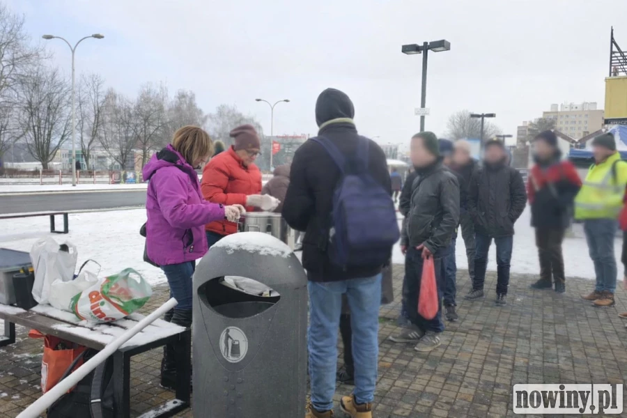 Akcja pomocy: ciepłe posiłki dla wszystkich przed Supersamem