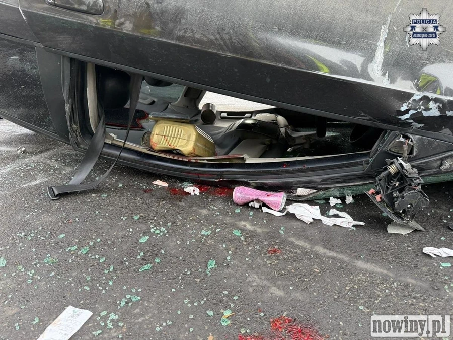 Samochód dachował i uderzył w słup. Za kierownicą 24-letni Jastrzębianin [ZDJĘCIA]