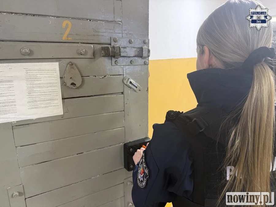 Zgłoszenie o awanturze ujawniło dwóch poszukiwanych mężczyzn