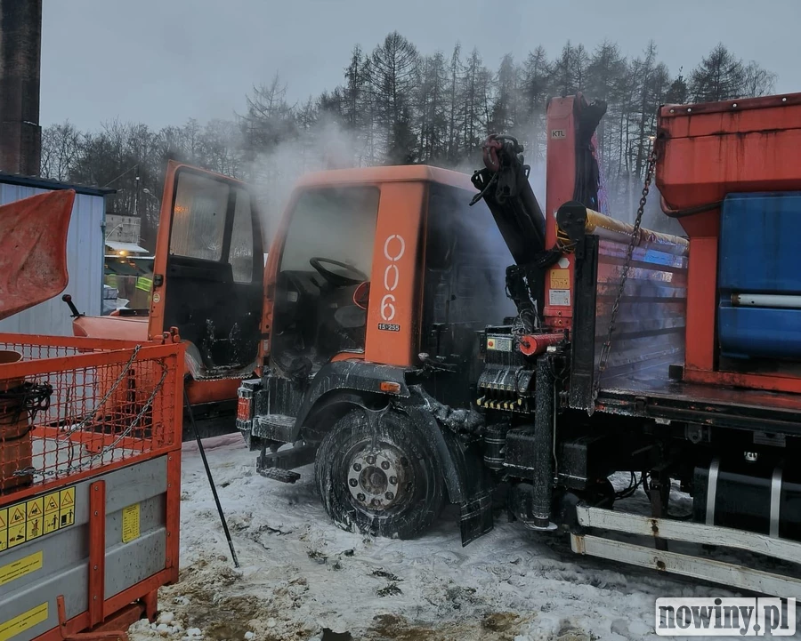 Pożar piaskarki wodzisławskiego Zarządu Dróg Miejskich. Jedna osoba w szpitalu