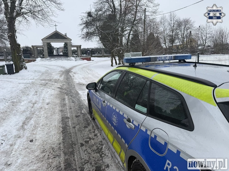 Mężczyzna leżał w śniegu przy płocie cmentarza. Dzielnicowi zapewnili mu pomoc