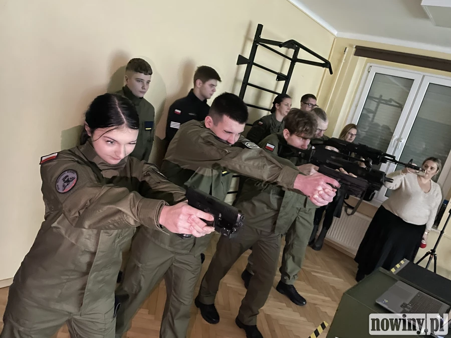 Pistolet Glock w dłoń, karabin AK na ramię. W Ekonomiku jest strzelnica nie tylko dla klas mundurowych