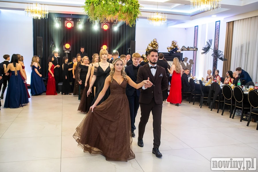 Maturzyści Zespołu Szkół Ponadpodstawowych z Rydułtów. Poloneza czas zacząć [ZDJĘCIA]