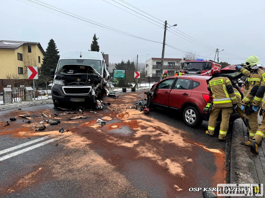 Zderzenie busa i osobówki w Łaziskach [ZDJĘCIA]
