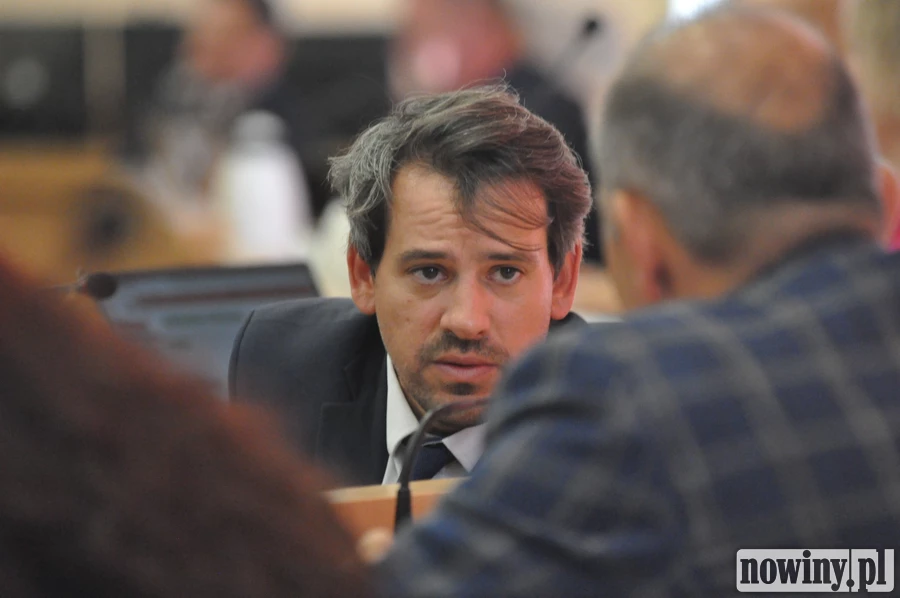 Michał Kuliga uważa, iż opozycję stać tylko na krytykę w temacie likwidacji SP13 i zmian w oświacie