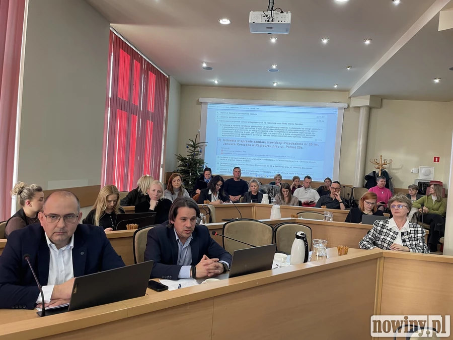 SP13 prosi prezydenta o krok wstecz. Komisja oświaty negatywnie zaopiniowała zamiar likwidacji szkoły. ZNP odradza, by robić to teraz