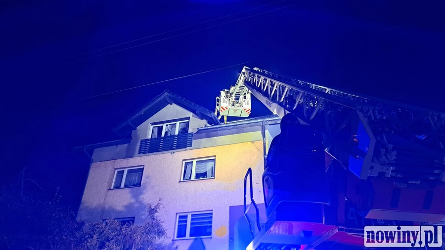Pożar poddasza w domu w Jastrzębiu-Zdroju. Jedna osoba trafiła do szpitala