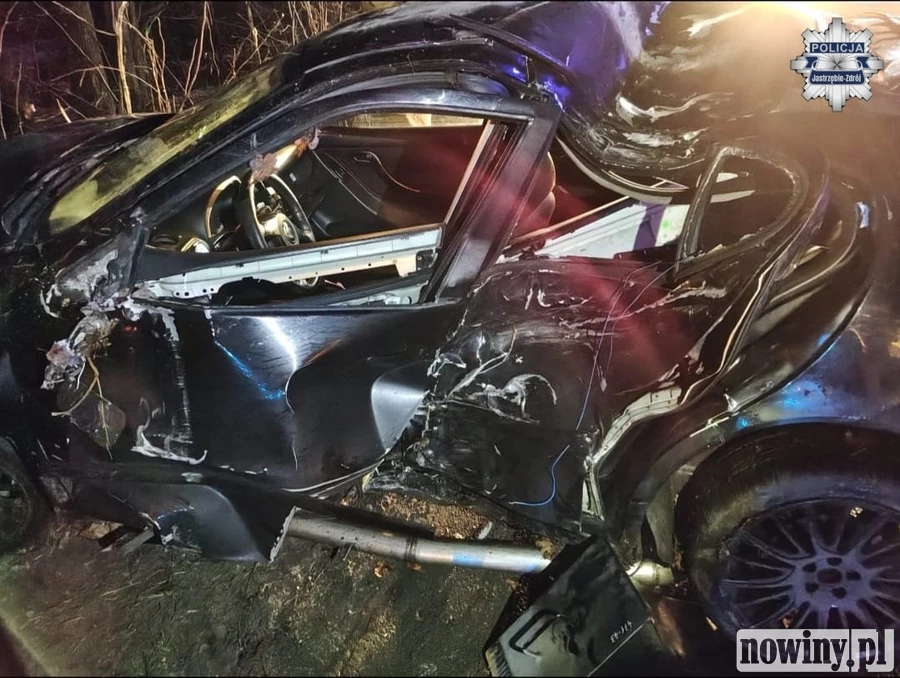 Młody kierowca uderzył w drzewo i dachował. Jastrzębianin trafił do szpitala [ZDJĘCIA]