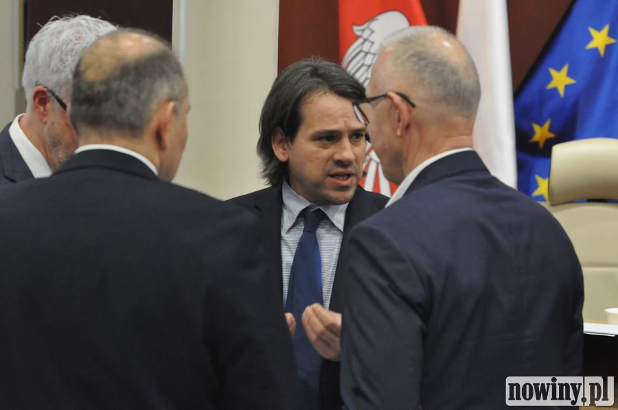 Nieoczekiwany i do tego podwójny zwrot akcji na początku sesji o likwidacji SP13