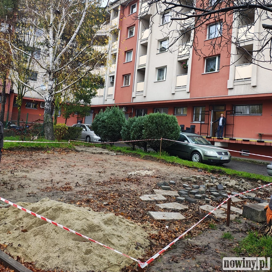 Radlin: Mieszkańcy oburzeni, bo teren zielony zniknął sprzed bloku, a pojawił się parking. W tle kooperacja spółdzielni z fundacją