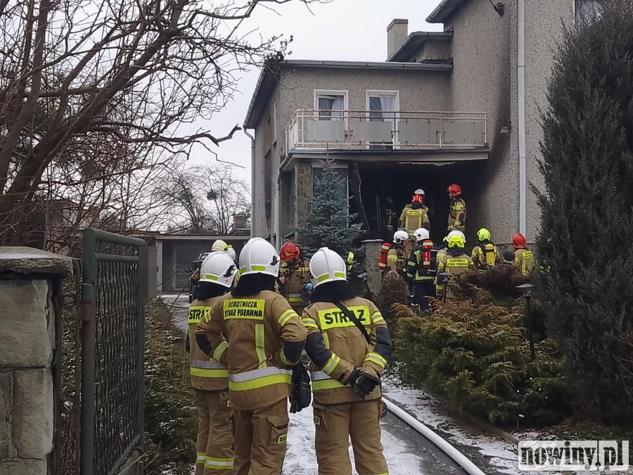 Pożar w domu przy Radlińskiej w Wodzisławiu. Strażacy prowadzą działania [ZDJĘCIA]