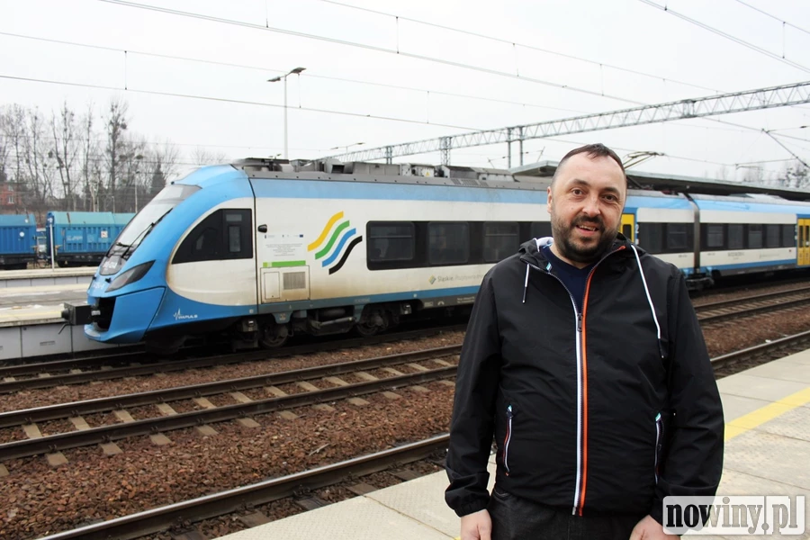Nie jest kolejarzem ani politykiem, a jednak poprawia rozkłady jazdy. Kim jest twórca „Kolejowego Rybnika”?