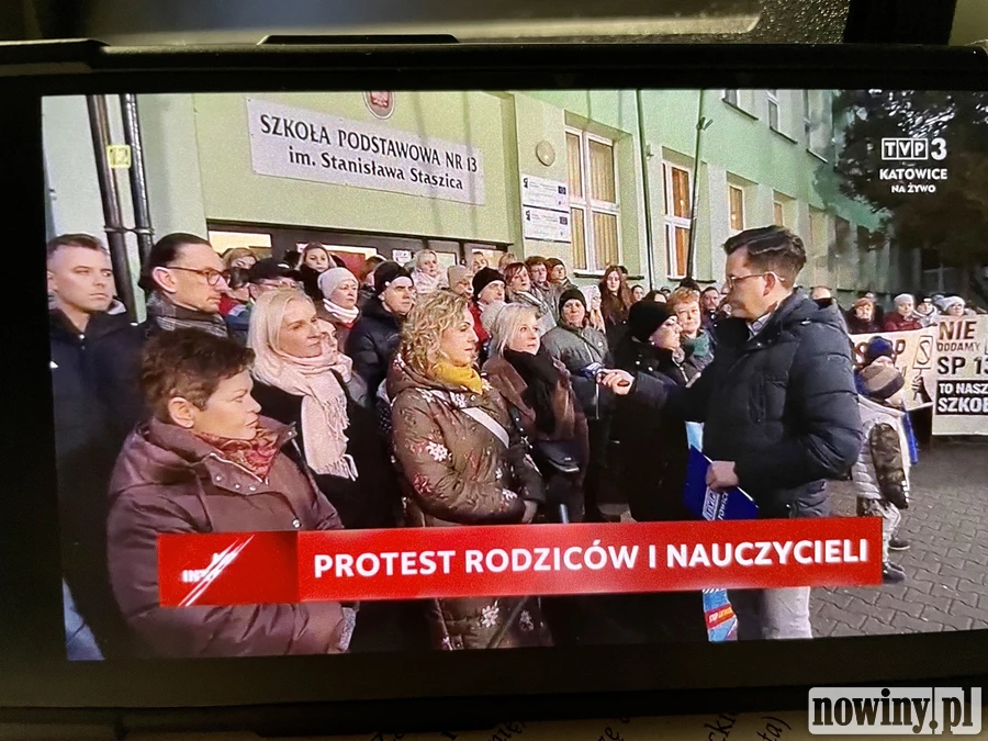 Konfrontacja protestujących z SP13 z prezydentem Wojciechowiczem. TVP nadawała na żywo spod szkoły