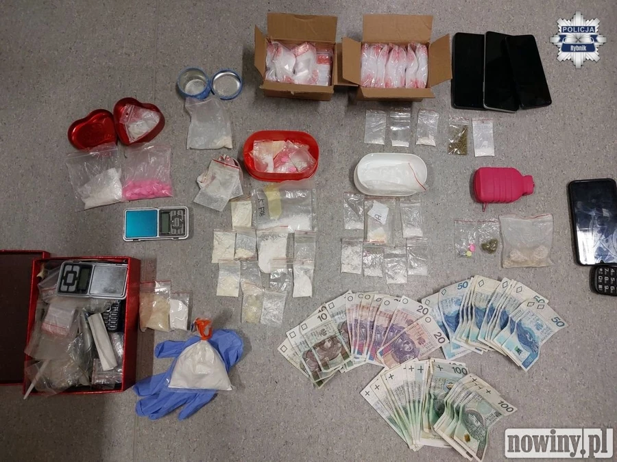 Ponad 220 g narkotyków w jednym mieszkaniu. Kryminalni z Rybnika zatrzymali parę podejrzanych