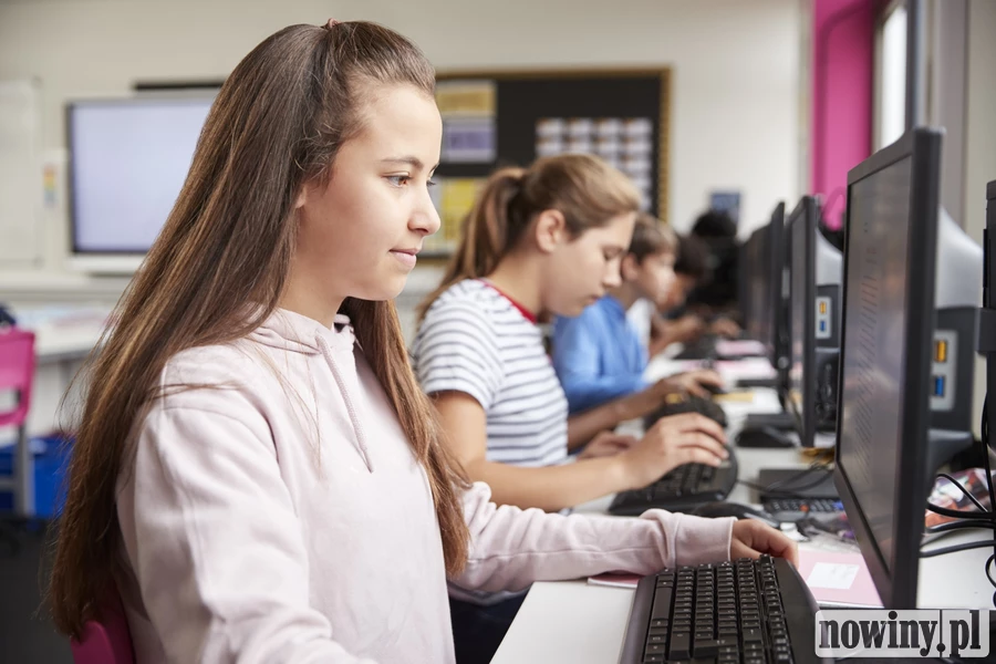 Ferie z kodem zamiast nudy. Uczennice szkół średnich mogą wziąć udział w Zimowej Szkole programowania i AI