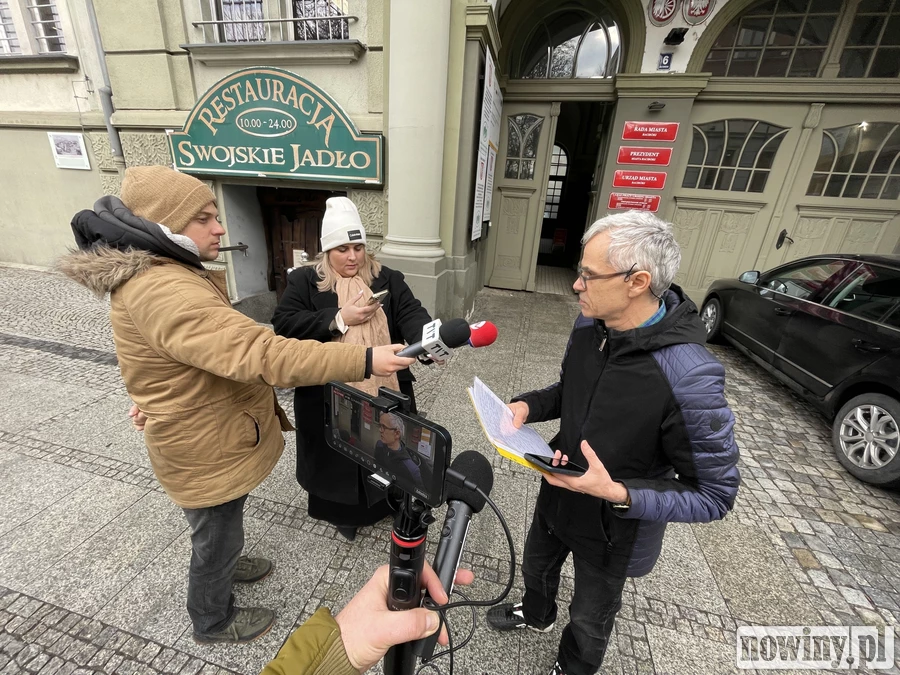 Wycinka drzew na cmentarzu. Obrońca przyrody broni drzewostanu przy Głubczyckiej