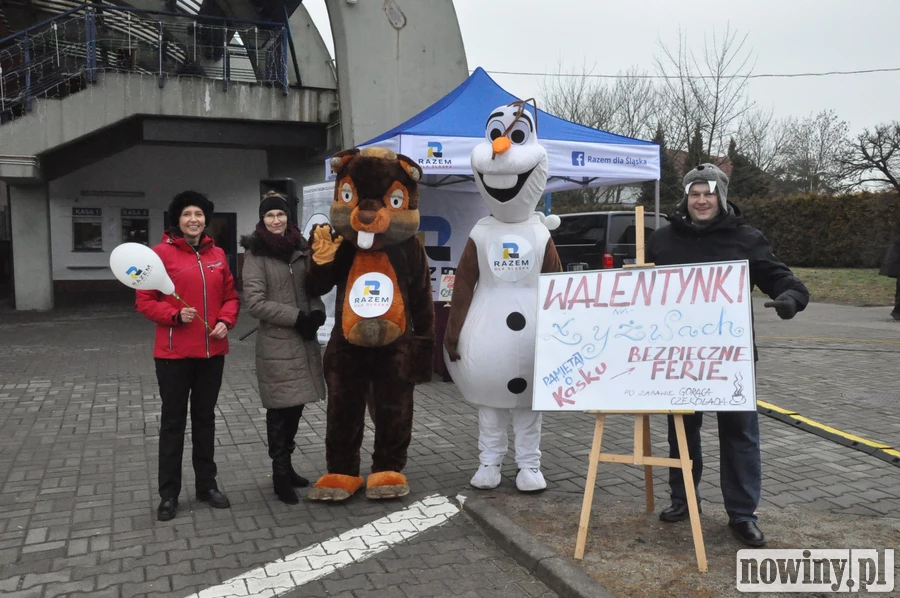 Walentynki na łyżwach – rozdano darmowe wejściówki i przygotowano zimowe atrakcje. Kolejna akcja stowarzyszenia Razem dla Śląska [ZDJĘCIA]