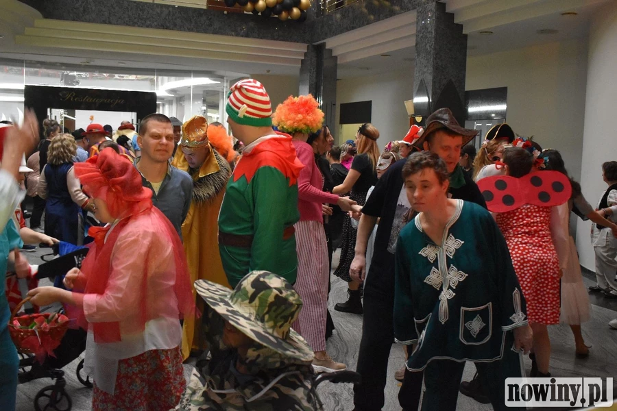 Wspólna zabawa bez barier. Karnawałowe spotkanie osób z niepełnosprawnościami [ZDJĘCIA]