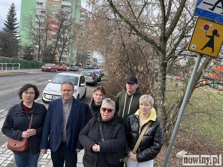 Parkują ze strachem. O dzieci, o interwencję strażników. Rodzice niepełnosprawnych proszą o duży parking w pobliżu szkoły specjalnej
