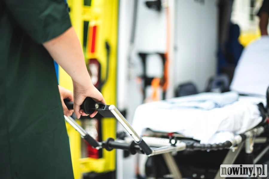 Zauważyli go na chodniku. Policjantka po służbie i jej 10-letni syn ruszyli z pomocą