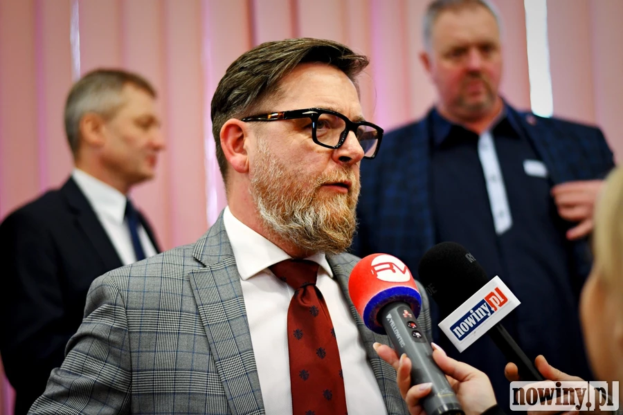 „Problem dostrzegany i szeroko komentowany”. Jak wieniec adwentowy stał się symbolem chaosu