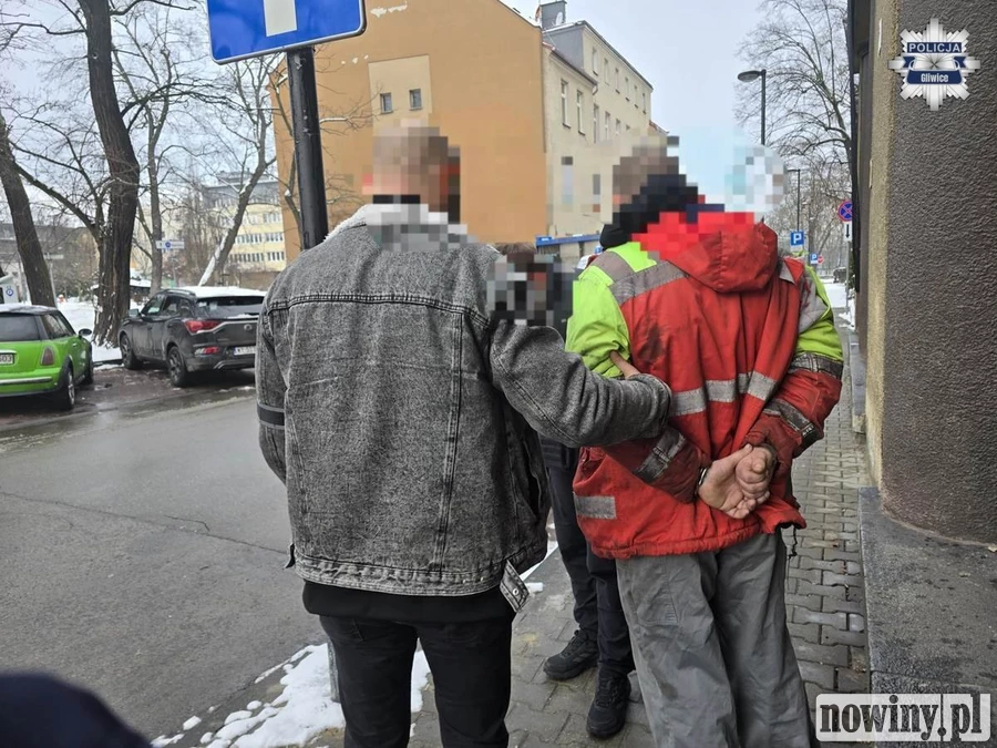 Kierowca z zakazami zamienił się miejscami z kompletnie pijanym pasażerem